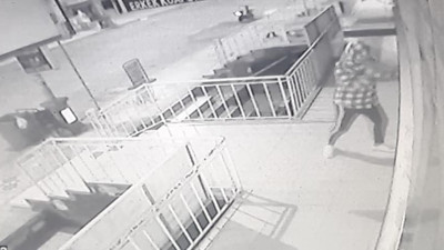 Çaycı dehşet saçtı. Kendisinden çay almayan ne kadar esnaf varsa camını çerçevesini aşağı indirdi