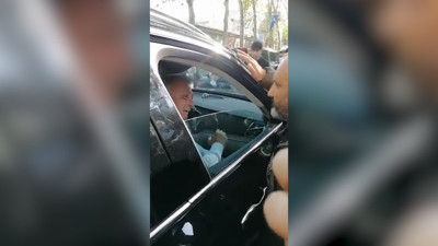 Beşiktaş taraftarı hesap sordu. Ahmet Nur Çebi, ''Ali Koç'un gazına mı geliyorsunuz'' dedi