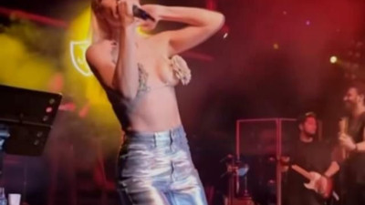 Şarkıcı Gülşen yeni sahne kıyafeti ile yine çok konuşulacak