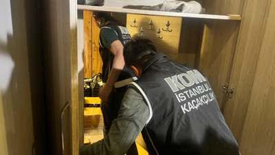 Vestiyer içindeki gizli kapıdan geçtiler, Binlerce paket kaçak sigara ve kaçak içki ile karşılaştılar
