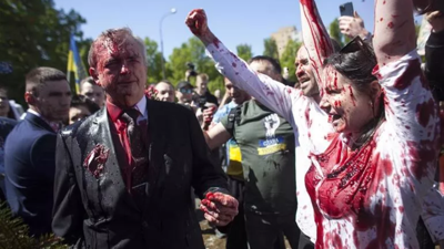 Polonya’da Zafer Günü’nü anmak isteyen Rus büyükelçiye kırmızı boyalı protesto