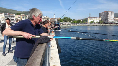 Denize bakan balıkçılar sahile akın etti
