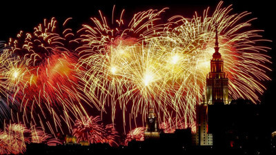 Ukrayna’da çamura saplanan Putin itibardan tasarruf etmedi. Moskova havai fişek gösterisine sahne oldu