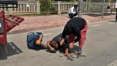 Çocukların kavgasına aileler müdahale edince ortalık karıştı. Saldırganlar polis tarafından gözaltına alındı