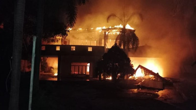 Sri Lanka'da göstericiler Başbakan Mahinde Rajapaksa'nın evini ateşe verdi.