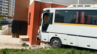 Öğrenci servisi evin duvarına çarptı: 11 yaralı