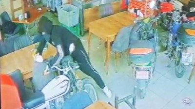 Lokantadan motosiklet hırsızlığı kamerada