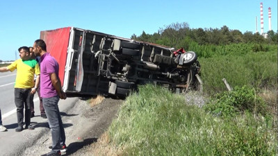 Otomobile çarpan kamyon takla attı