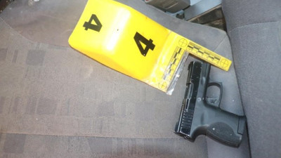 Petrol istasyonunu gasbeden şüpheliler 2 polisi yaraladı