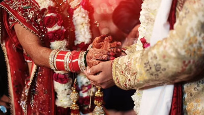 Toplu düğünde elektrikler kesilince kız kardeşler yanlış damatlarla evlendirildi