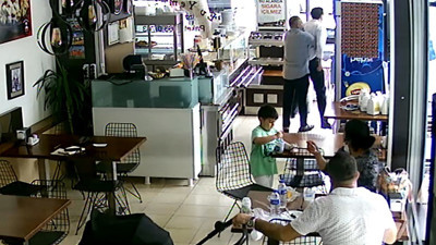 Heimlich Manevrası yine hayat kurtardı! Restoranda büyük panik…