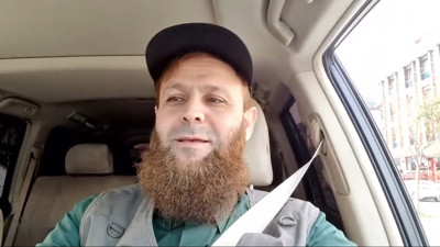 ''Sopalı şifacı'' yine ortaya çıktı! Bu kez otomobilde tedavi…