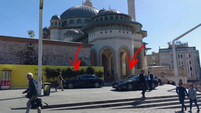 Trafiğe kapalı Taksim Camisi'ne ultra lüks araçlarla geldiler. Bunlar da VIP Müslüman