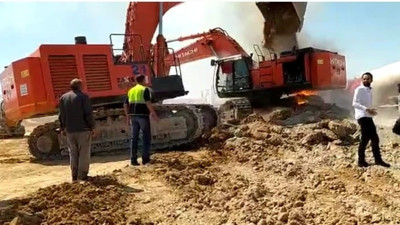 Yanan iş makinesine topraklı müdahale