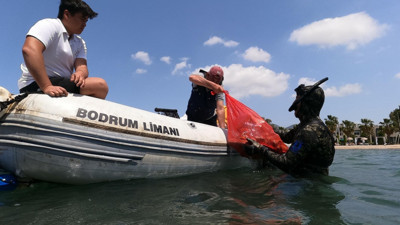 Sahilden geçenler gözlerini alamadı: Denizin dibine daldılar 342 kilo çıkardılar