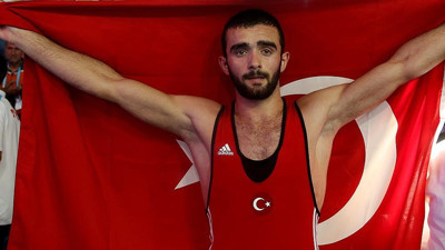 Mehmet Ali Yiğit'ten güreşte altın madalya