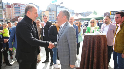 Trabzonspor Teknik Direktörü Abdullah Avcı, İyi Partili Yomra Belediye Başkanı Mustafa Bıyık'la açılışa katıldı