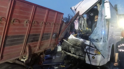 Manisa'da lastiği patlayan tırdaki demirler ok gibi araca saplandı. Korkunç kazada 1 kişi öldü 30 kişi yaralandı