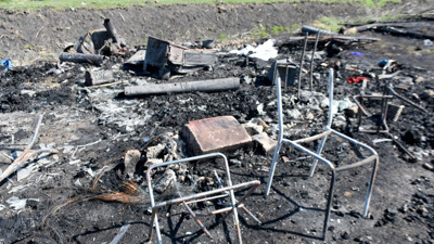 Barakada çıkan yangında köpekleriyle birlikte öldü