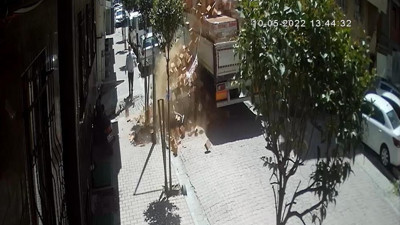 Facia ucuz atlatıldı! Tuğlalar otomobilin üzerine devrildi...