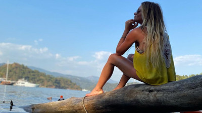 Ünlü sunucu Hakan Hatipoğlu'nın,sır gibi sakladığı kız kardeşi, güzelliği ile büyülüyor.