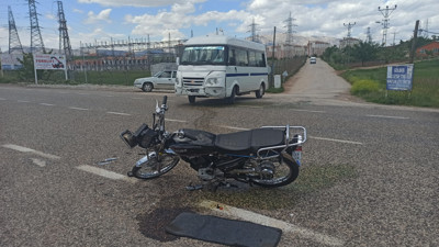 Motosiklet minibüse çarptı: 2 yaralı