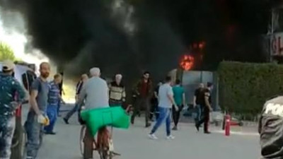 Alevler bir anda depoyu sardı