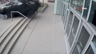 Tesla'nın freni arızalanınca kongre merkezine böyle girdi