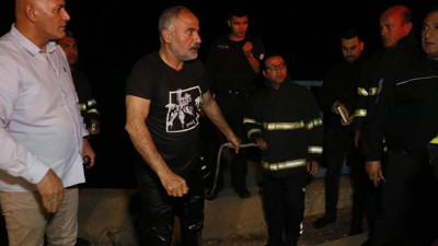 El ele tutuşup köprüden atladılar