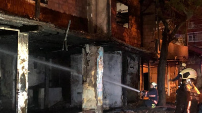 İki katlı gecekonduda yangın: Evde bulunan yaşlı kadını komşuları kurtardı