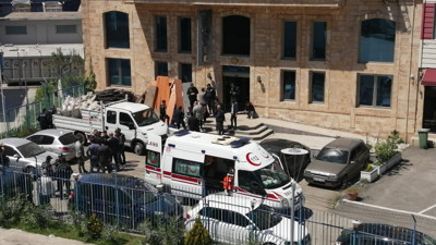 Asansör boşluğunda çalışan işçiler asansör altında kaldı: 1 ölü, 2 yaralı