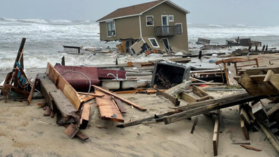 İki evi dev dalgalar yuttu