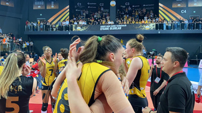 VakıfBank'ta şampiyonluğun mimarları Yeniçağ'a konuştu. Gabi, Neslihan Demir Güler, Giovanni Guidetti ve Isabelle Haak'dan çok özel açıklamalar