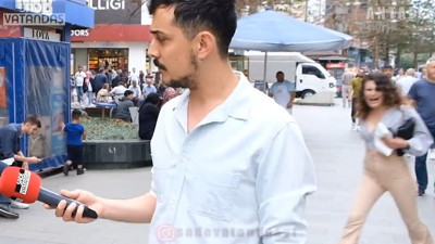 Emeklilerle röportaj yapılırken gençler Sedat Peker mesajı verdi