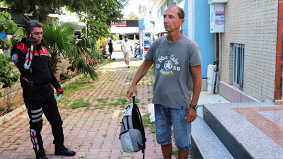 Çantası çalındı! Yalın ayak hırsızların peşine düştü…