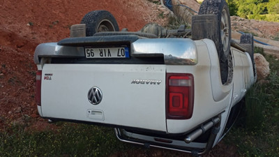 Direksiyon hakimiyetini kaybeden sürücü takla attı: 4 yaralı