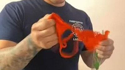 Öğrencilere annelerine götürmeleri için hediye gül verildi, içinden tanga çıktı