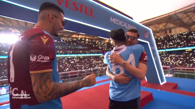 Uğurcan ve Dorukhan Toköz'den sahnede müthiş düet. O şarkıyla tüm stadı coşturdular