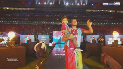 Fode Koita sahneye amcasının şarkısıyla çıktı. Bakın o şarkıcı kimmiş