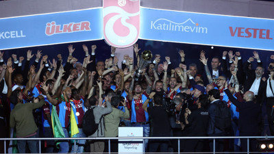 Süper Lig şampiyonu Trabzonspor kupasına kavuştu! İşte o görüntüler...