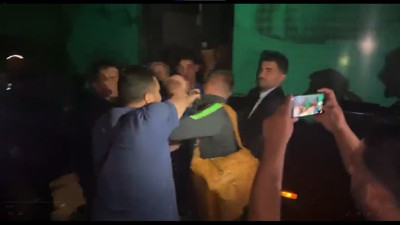 Küme düşen Bursaspor stadyumdan 3 buçuk saatte çıkamadı. Taraftar futbolculara saldırdı