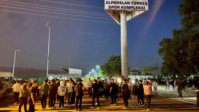 Küme düşen Kocaelispor'da taraftarlar tesisi bastı. Taş ve dolar attılar