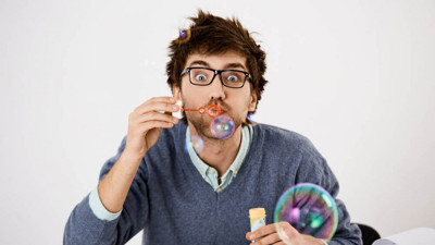 Yetişkin erkekler neden bazen çocuksu davranışlar sergiler?