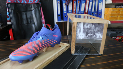 Trabzonsporlu Vitor Hugo'nun şampiyonluk kramponların biri fanusta diğeri satışta! Bakın ayakkabının teki ne kadar