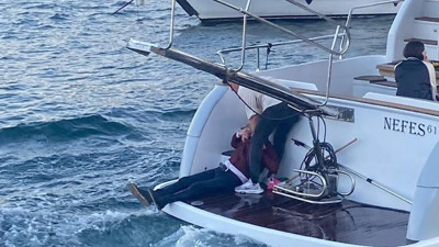 Alkollü şahıs yattan denize düştü