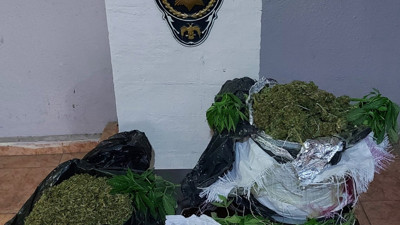 Evlerinin çatısında Hint keneviri yetiştiren baba ve oğlu tutuklandı