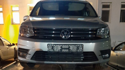 Lüks aracı parçalayıp satacaklardı suçüstü yakalandılar