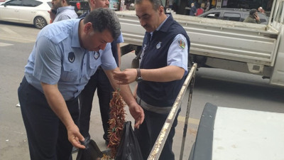 Yere dökülen isotu toplayıp yeniden satışa sunan esnafın dükkanı kapatıldı