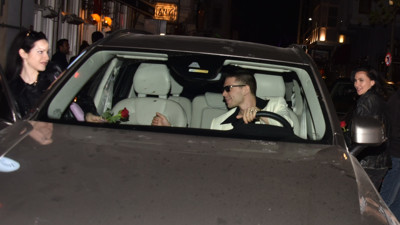 Şevval Sam oğlu Tarık Emir Tekin'i askere uğurladı