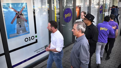 Getir, depo duvarlarına sanatçıların eserlerini astı